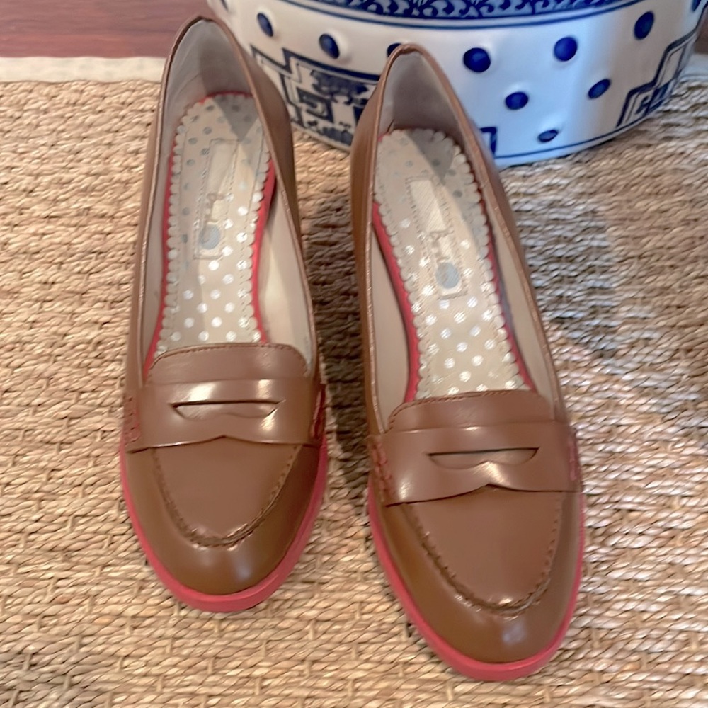 Boden heeled loafers 👞 36 brown with preppy pink detailing. Like new.